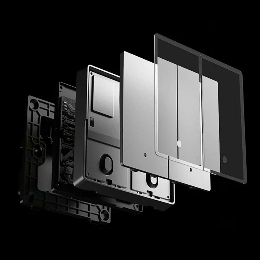 Сотрудник сервисного центра проверяет выключатель мультиметром