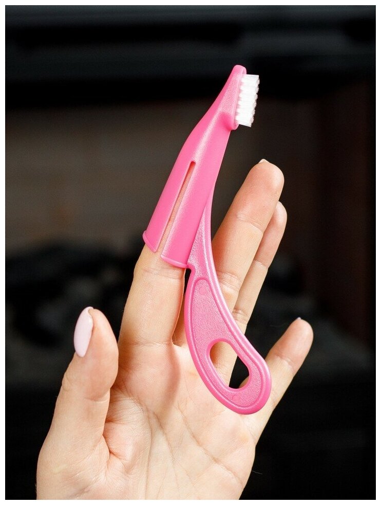 Зубная щетка для собак и кошек Japan Premium Pet анатомическая с ручкой для снятия налета, цвет розовый. - фотография № 5