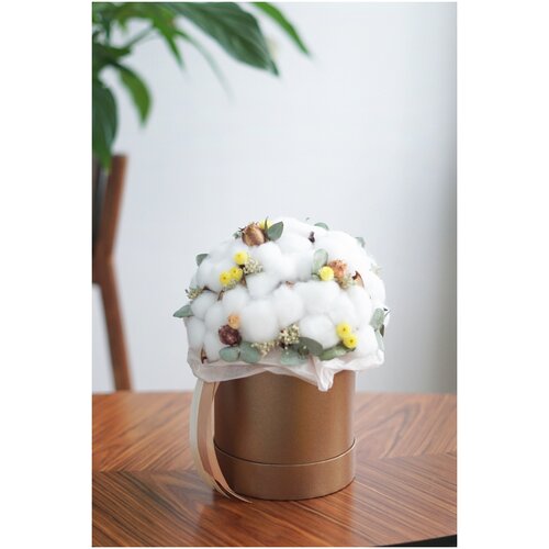 Интерьерная композиция из коробочек хлопка в шляпной коробке