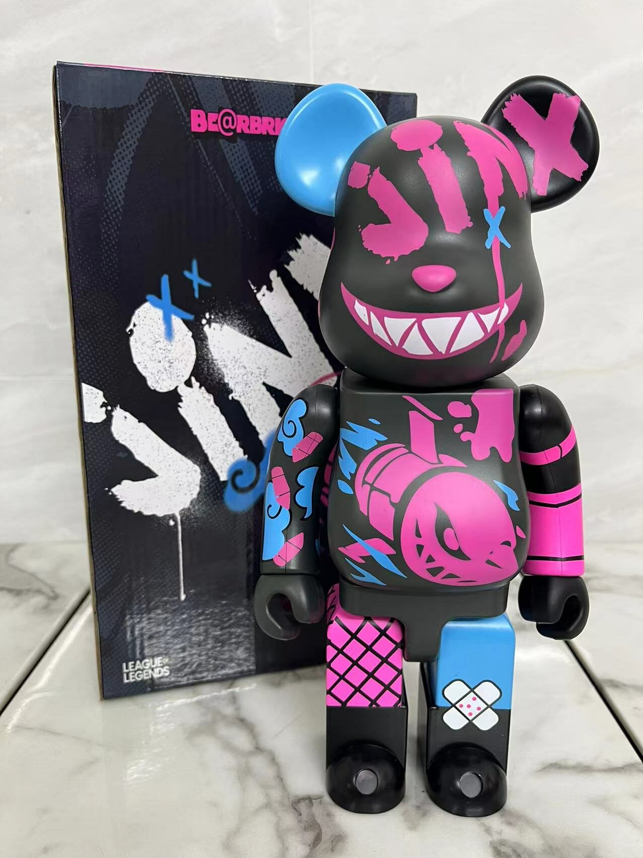 Фигурка Bearbrick Jinx 400% 28см