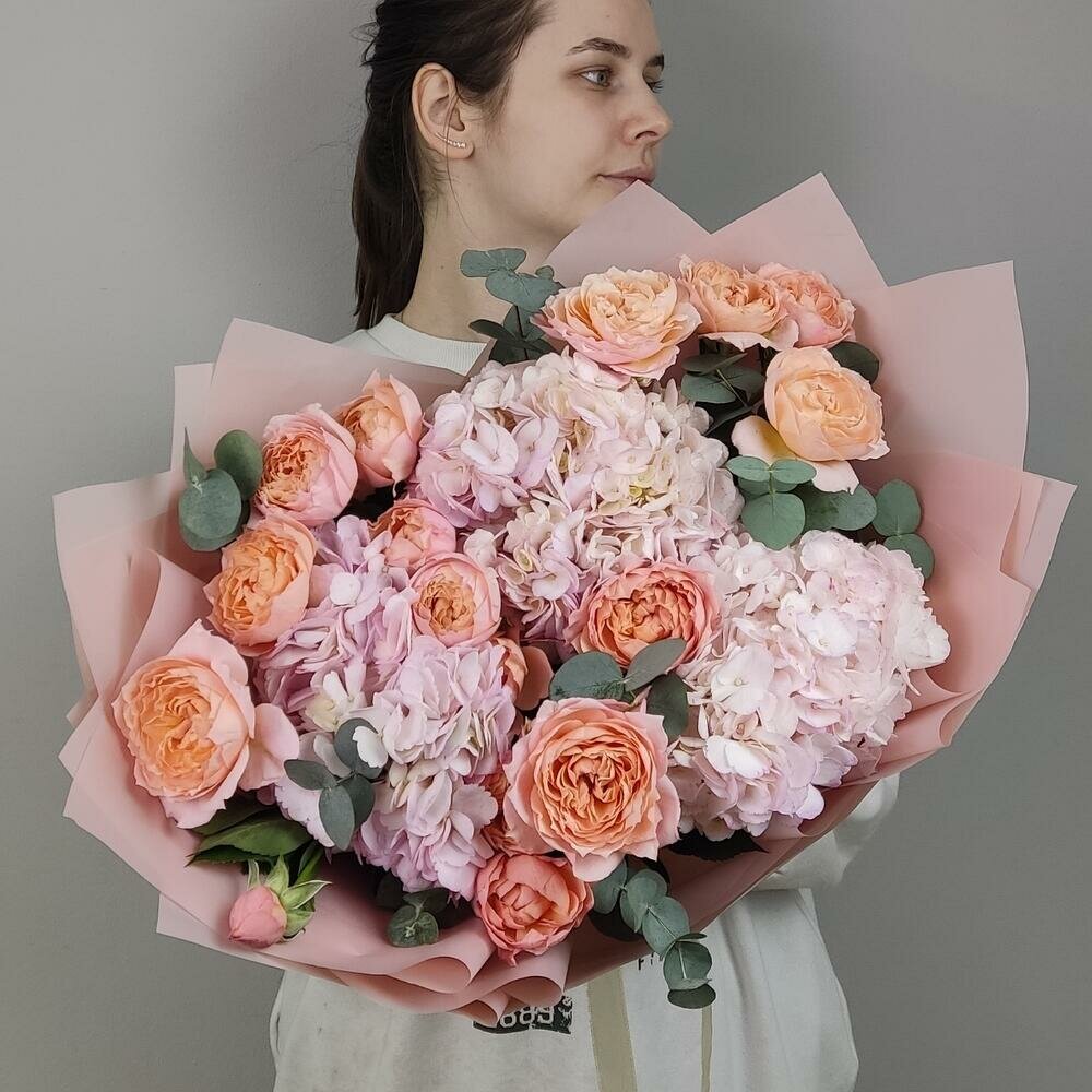Букет живых цветов из роз, гортензий, эвкалипта, цвет розовый, нежный, кустовые пионовидные розы Джульетта арт 184