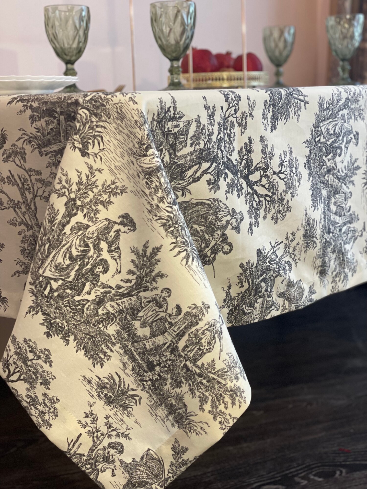 фото Скатерть "Туаль де Жуи", красная, размер 170 х 148 см