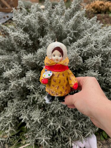 Изображение товара Девочка с юлой- ватная елочная игрушка