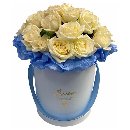 Белые розы в голубой шляпной коробке