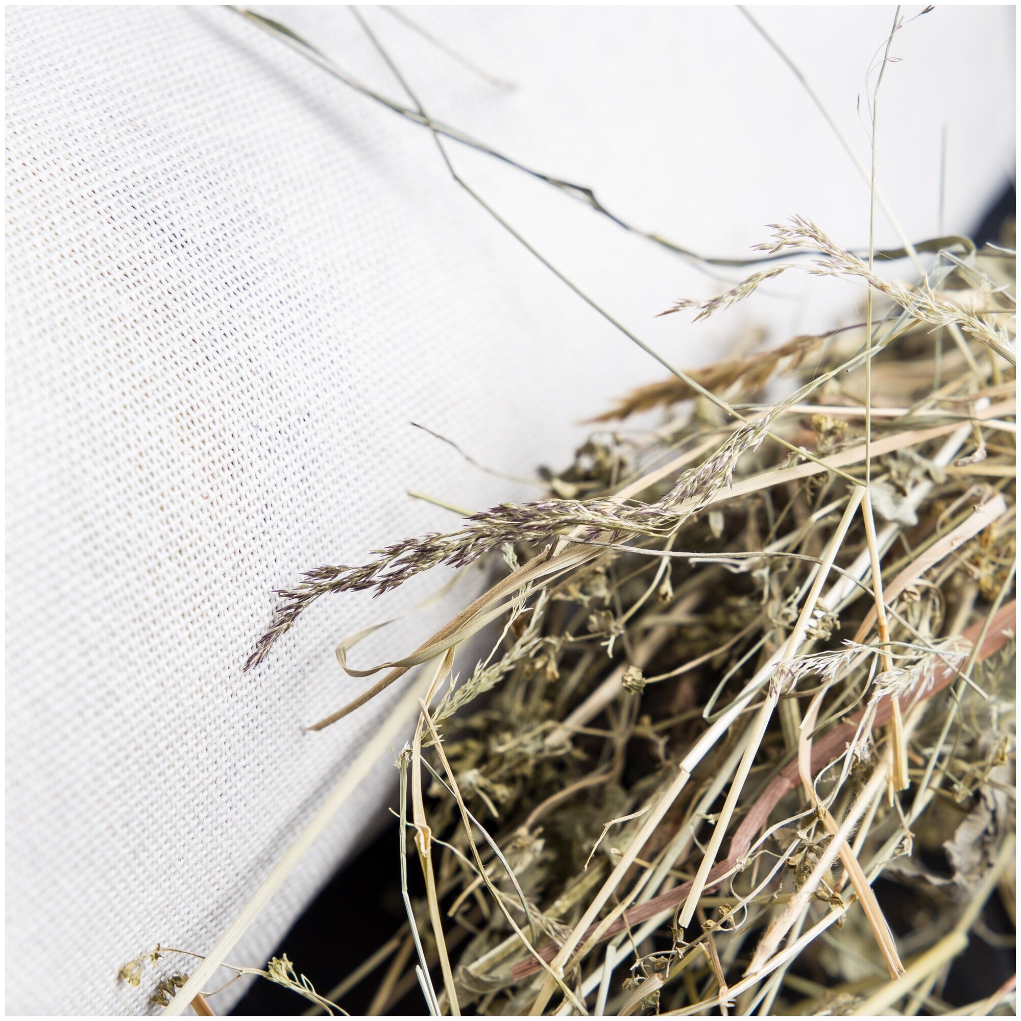 Подушка с ароматным луговым сеном / Подушка для бани и сауны / 50х50см - фотография № 4