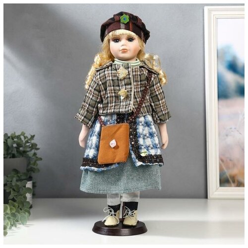 фото Кукла коллекционная керамика "блондинка с кудрями, клетчатый зелёный пиджак" 40 см нет бренда