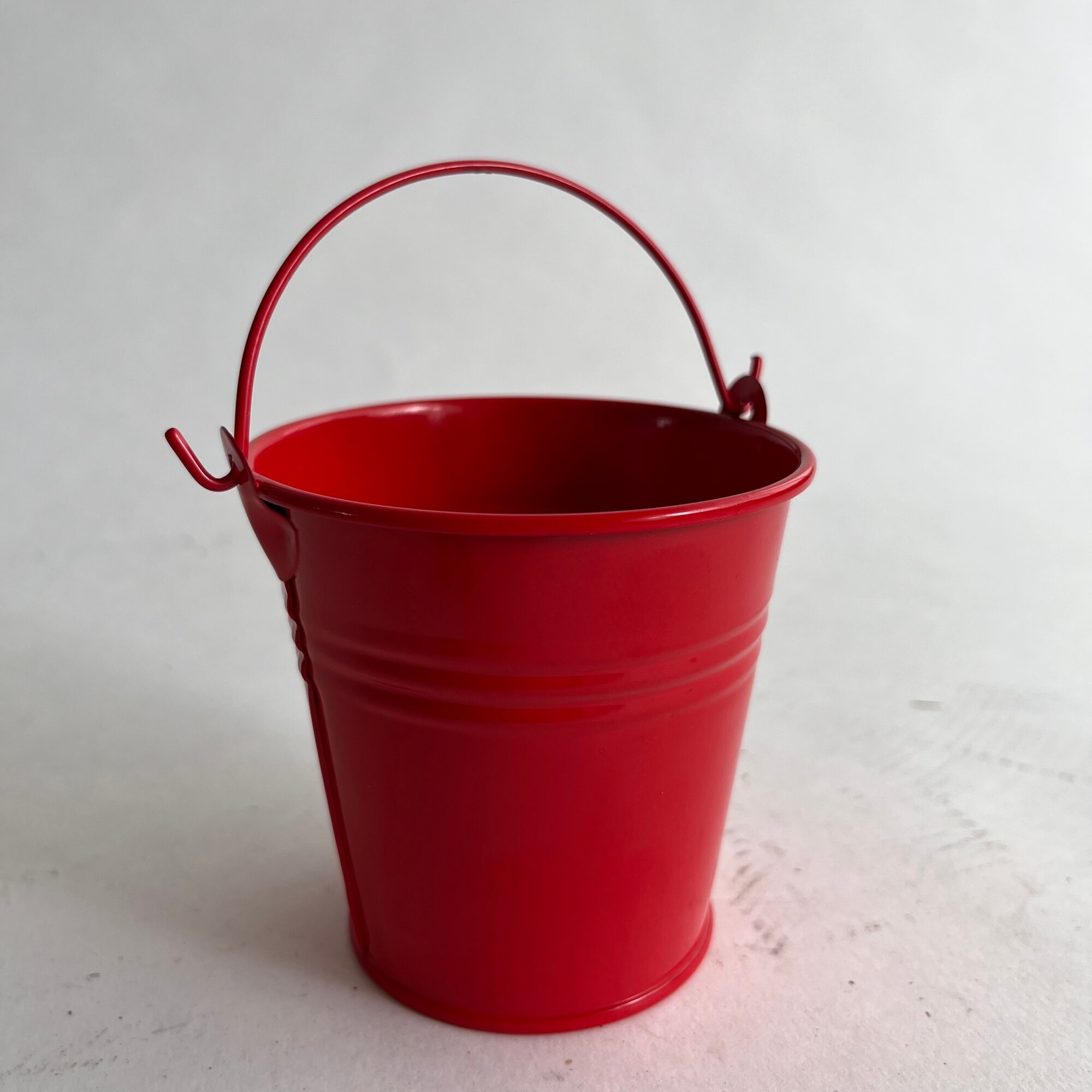 фото Ведро на фаркоп декоративное красное 7*7см