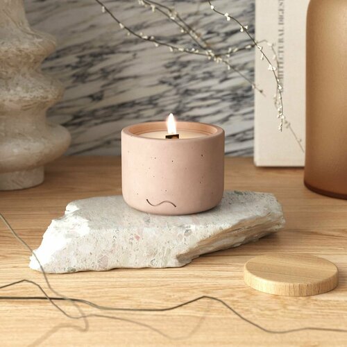 Свеча ароматическая в бетоне Astrid XS - Абсент из черной смородины 150 мл деревянный фитиль розовый 2000₽