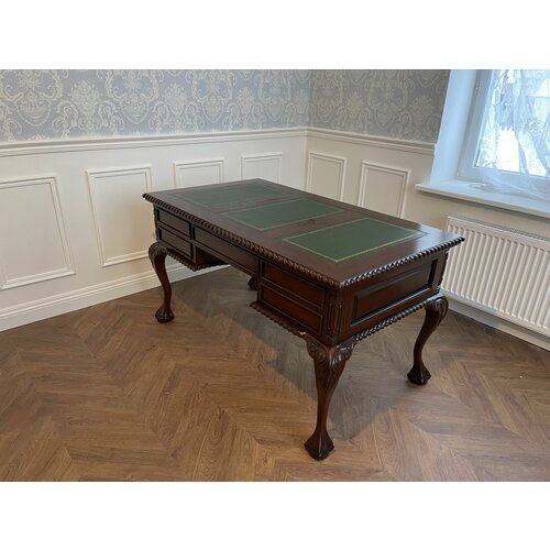 Письменный стол в стиле Chippendale из красного дерева