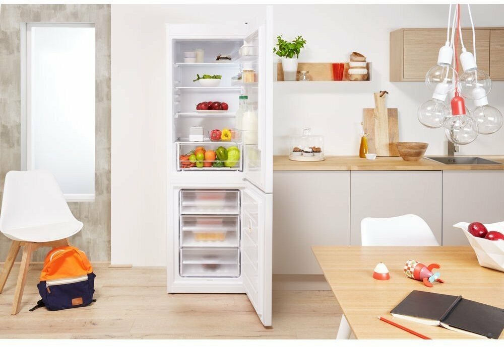 Холодильник с нижней морозильной камерой Indesit - фото №9