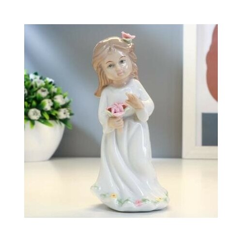 фото Сувенир керамика "девочка в белом платье с цветком в волосах и корзинкой цветов" 13х6,5х6см керамика ручной работы
