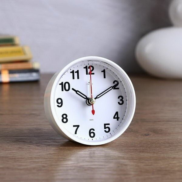Часы - будильник настольные "Классика", дискретный ход, 8 x 8 см, АА