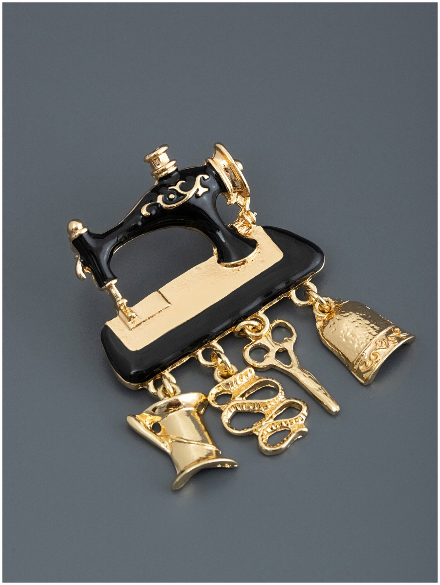 Брошь ЖемАрт, эмаль, черный/золотой — фото 1