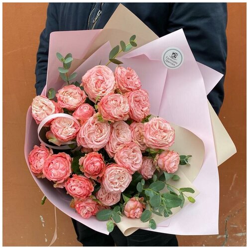 Ароматный дизайнерский монобукет свежих цветов из 7 кустовых пионовидных роз "Мадам Бомбастик"