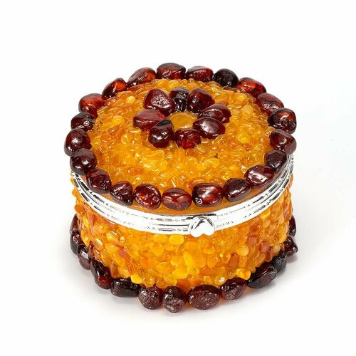 Шкатулка украшенная натуральным балтийским янтарём 2180₽