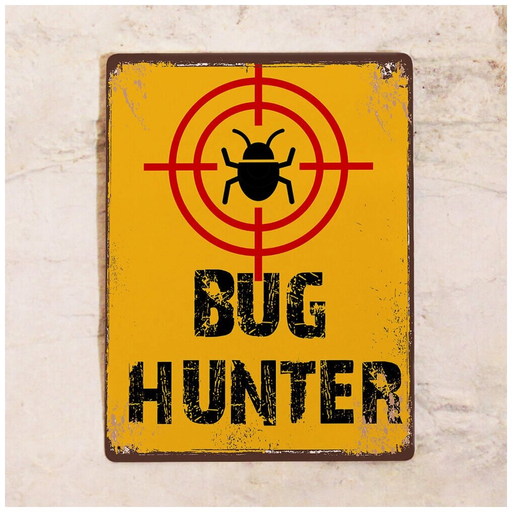 Жестяная табличка Bug hunter, прикол в подарок айтишнику, программисту для дома и офиса, металл, 20х30 см.