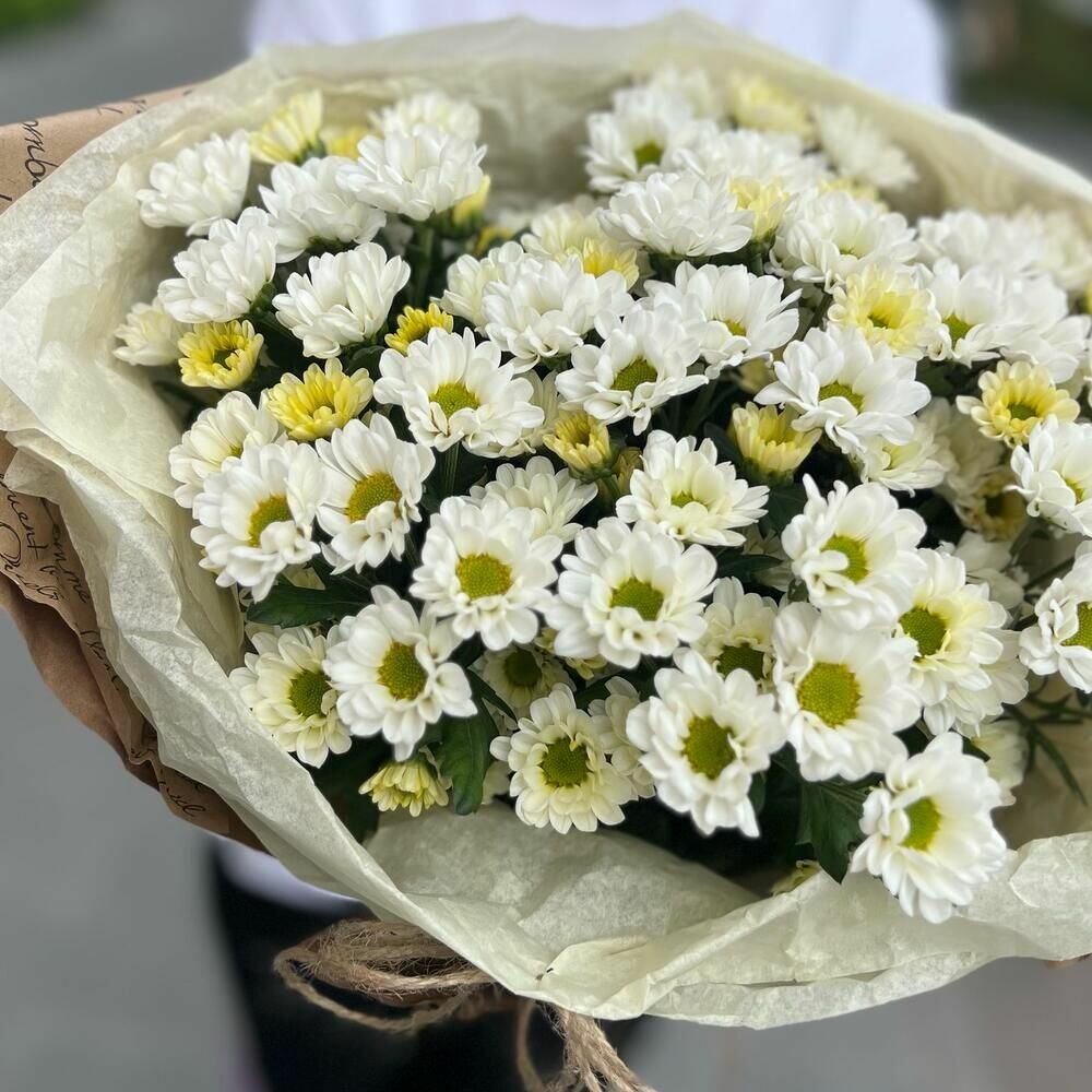 Букет из ромашковых кустовых хризантем в крафте - РИМСКАЯ РОЗА — фото 1
