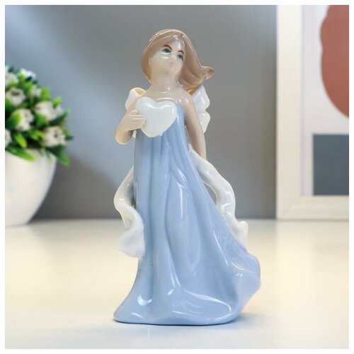 фото Сувенир керамика "девочка в голубом платье с бантом и сердцем в руках" 11х6х4,3 см 2588114 сима-ленд