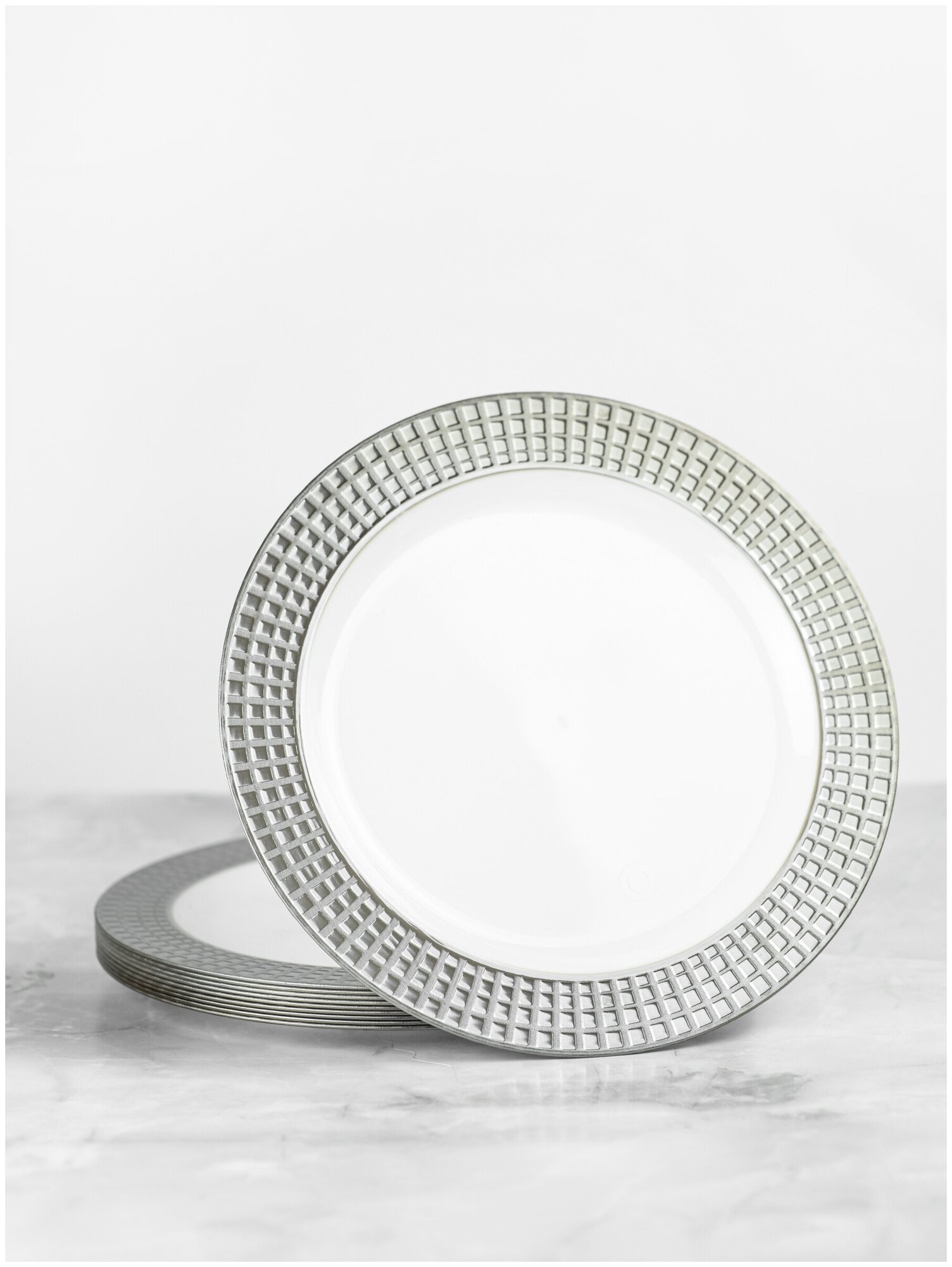 Тарелка одноразовая пластиковая диаметр 23 см металлизированная кайма квадрат серебро 10 штук - фотография № 2