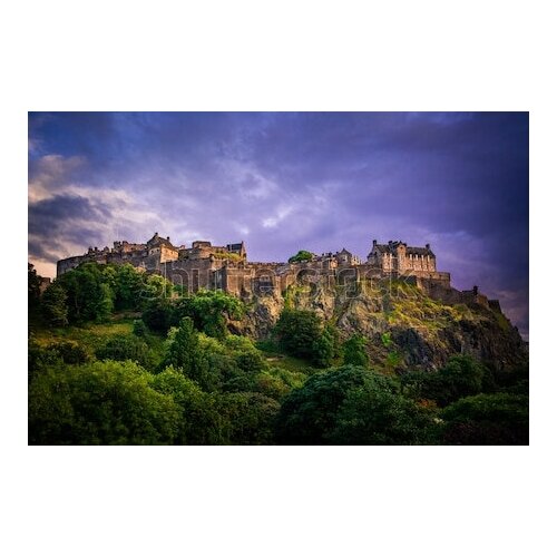 фото Постер на холсте великолепная панорама с видом на эдинбургский замок в окружении зелёного леса и мрачного неба (шотландия) 90см. x 60см. твой постер