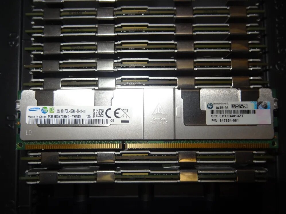 Серверная память DDR3 32GB 1333Mhz ECC REG 4R x4 PC3L-10600L 1.35v M386B4G70BM0-YH90Q HP