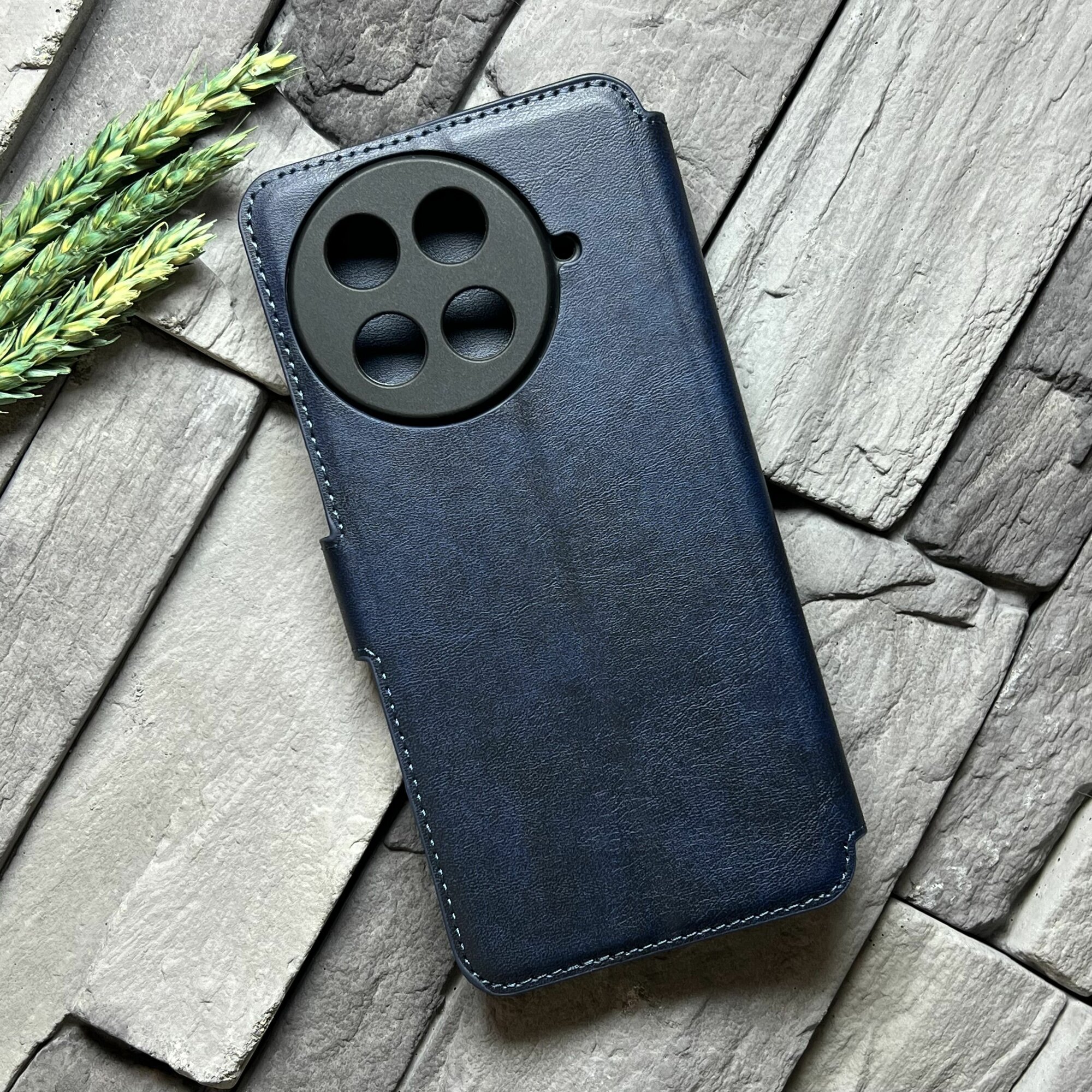 Чехол книжка для Tecno Camon 30S / Tecno Camon 30S Pro кожаный с магнитной застежкой (Техно Камон 30С / Камон 30С Про) с хлястиком, с функцией подставки, синий — фото 1