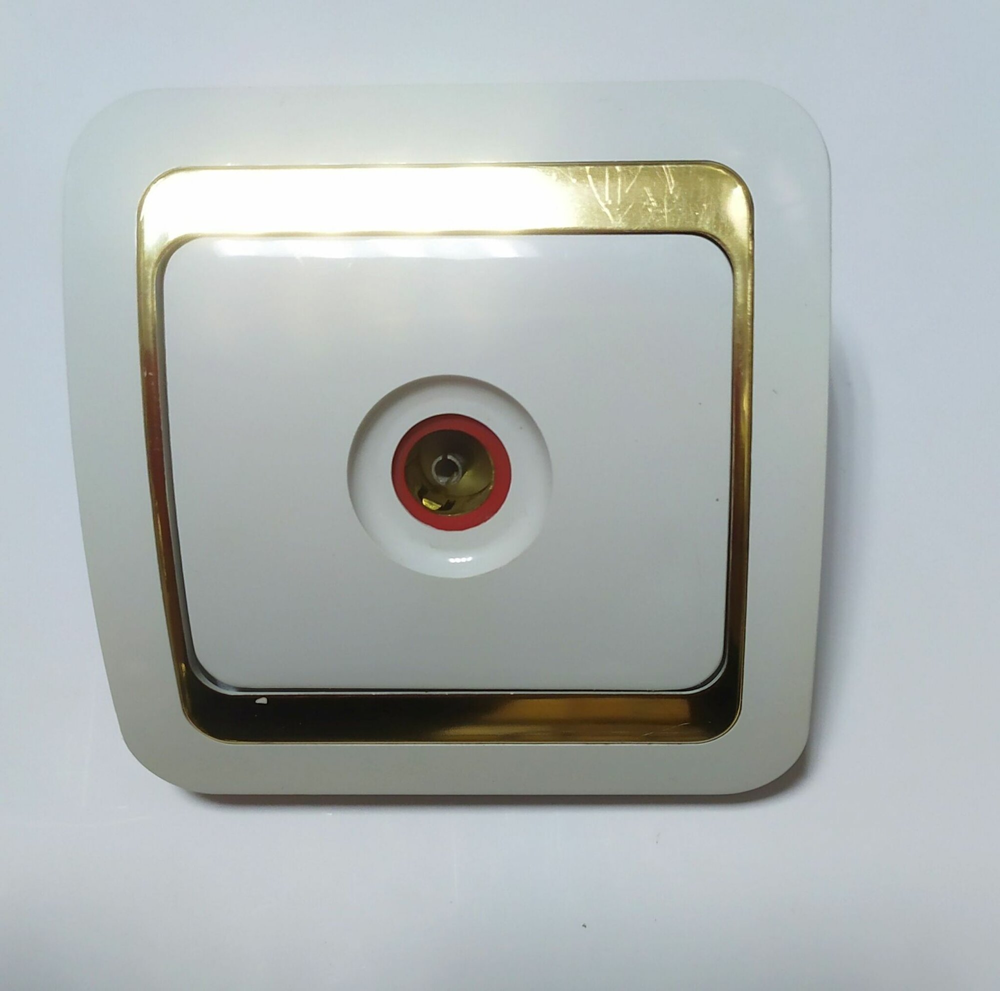 Розетка TV Makel Mimoza 12207 белая с золотой вставкой.