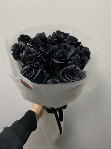 Изображение товара Букет живых цветов "Черная Роза" NURA FLOWERS, 15 роз, высота 60 см, авторский букет