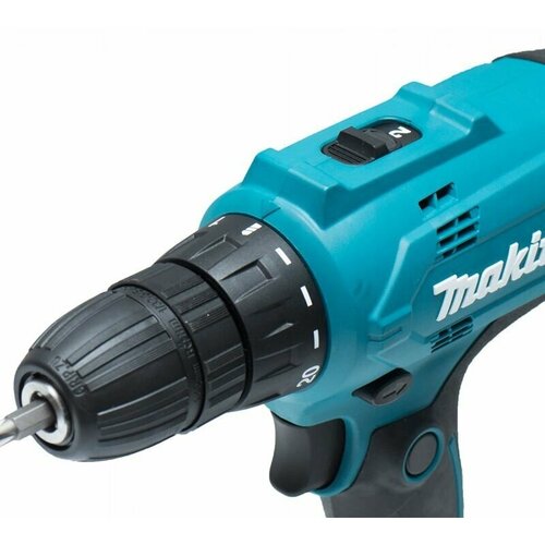 Набор инструментов Makita DK0117 шуруповерт DF0300 угловая шлифмашина 9555HN 1065500₽