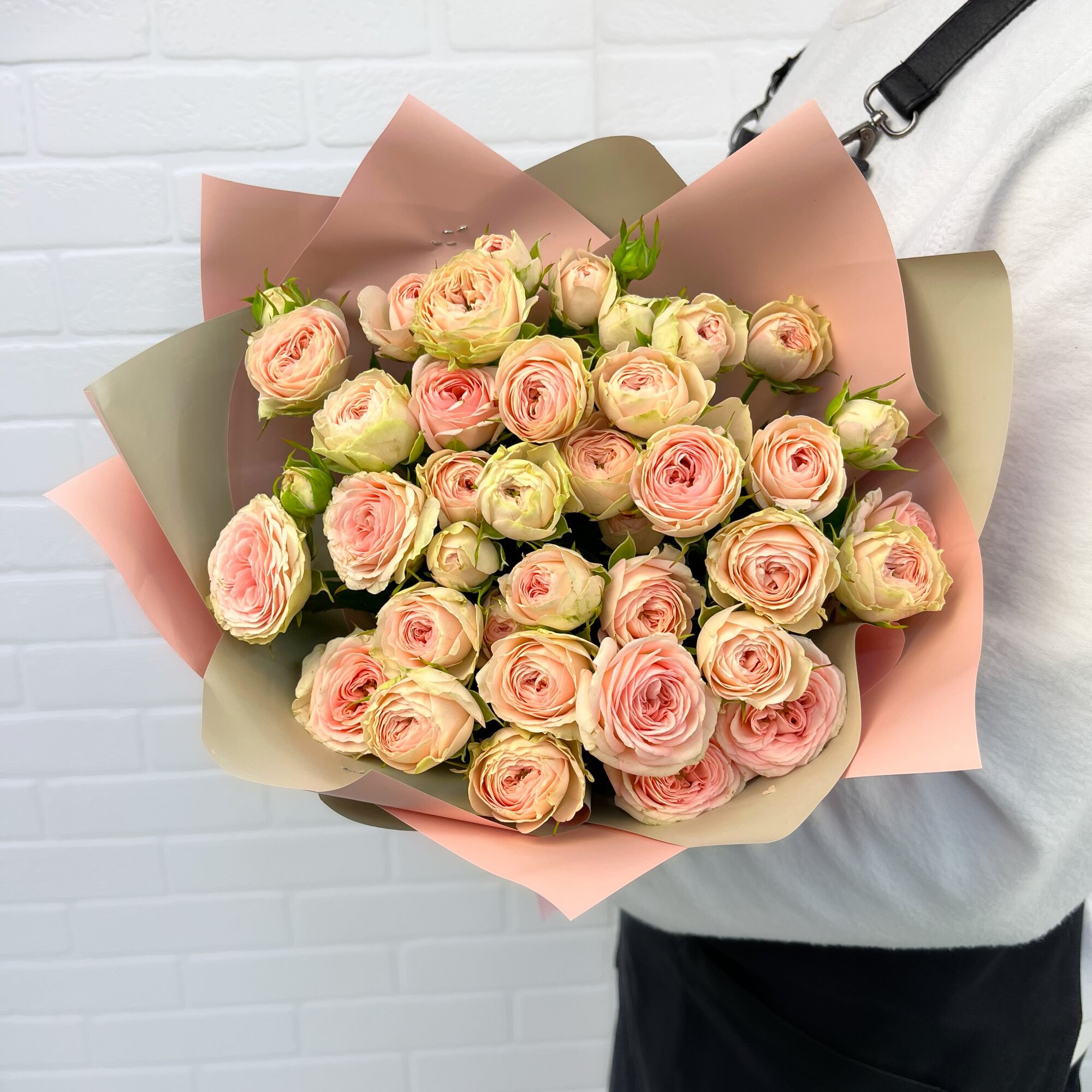 Пионовидные розы Кети 9шт в букете Flowerstorg N1018