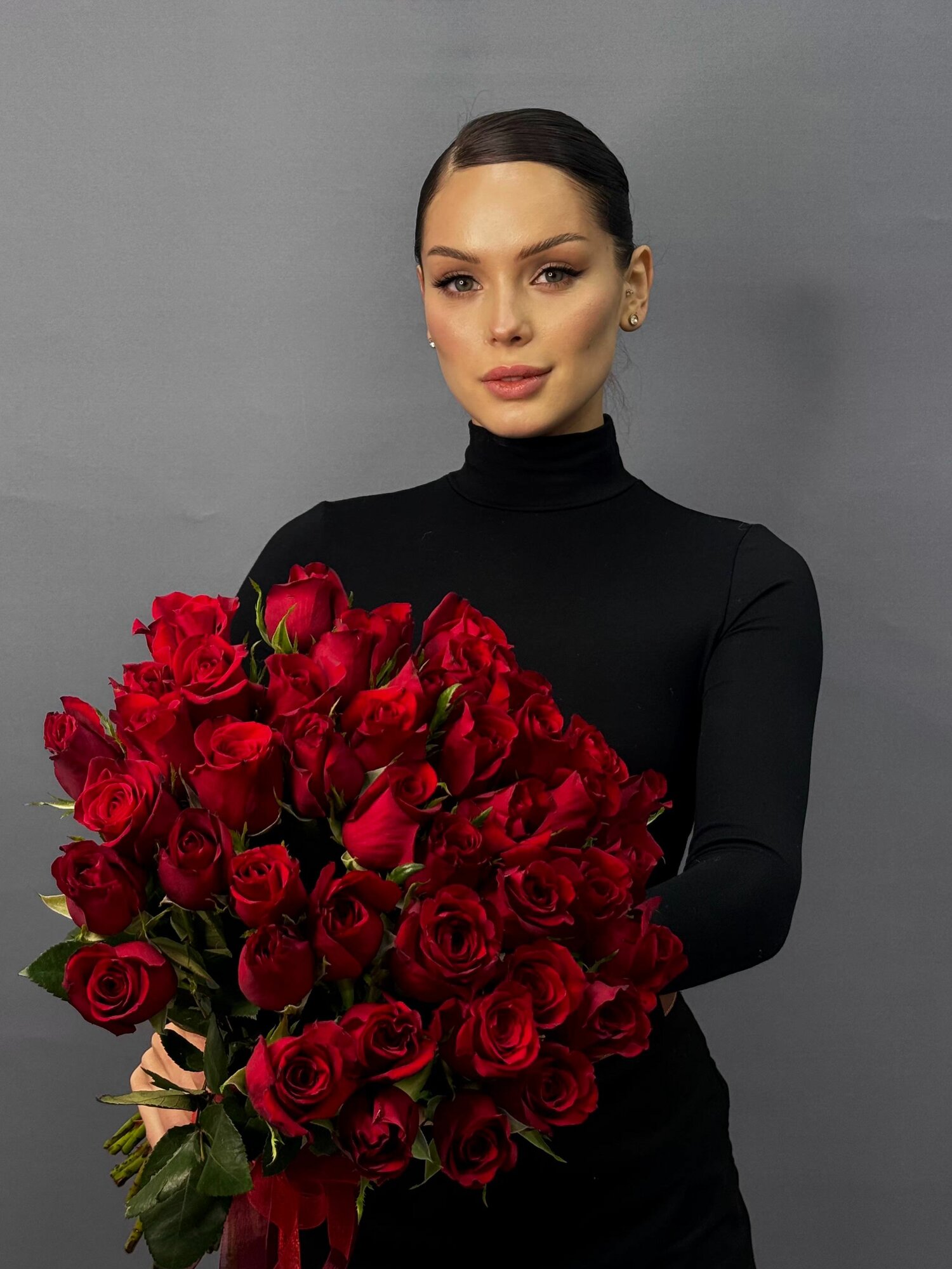 Букет из красных роз "Элегантность" под ленту 45 роз высота 40см ширина 30см