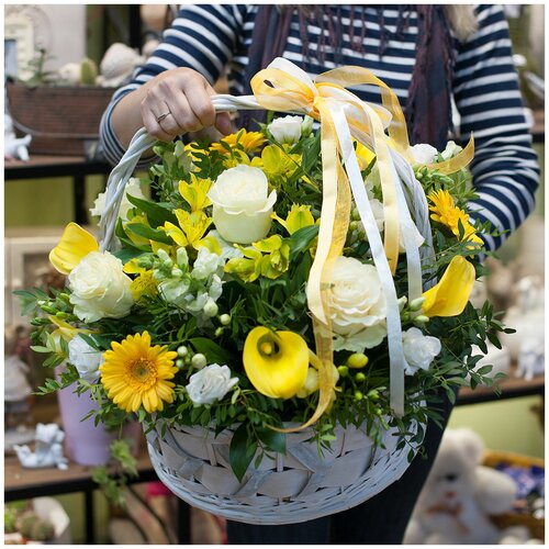 фото Корзина с цветами "golden flowers" charlotte