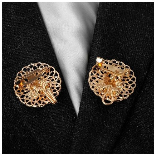 фото Зажим для кардигана "кружево", цвет изумрудный в золоте queen fair