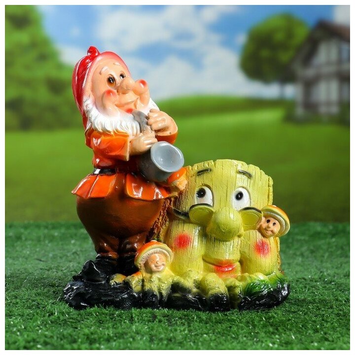 фото Фигурное кашпо "Гном у пенька №2" 4862449