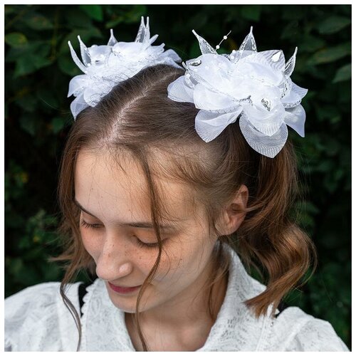фото Большие праздничные школьные банты для волос для девочки в форме цветка 2 шт. на резинке, с блестящими каплями белые baziator
