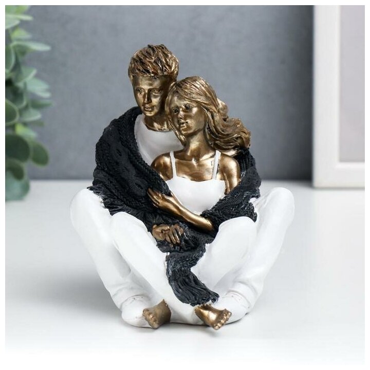 фото Сувенир полистоун "Влюблённые в белой одежде, нежность и объятия" 12х10.5х12 см