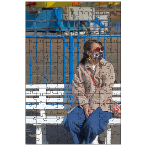 фото Магнитный пазл 27x18см."женщина, скамейка, маска" на холодильник lotsprints