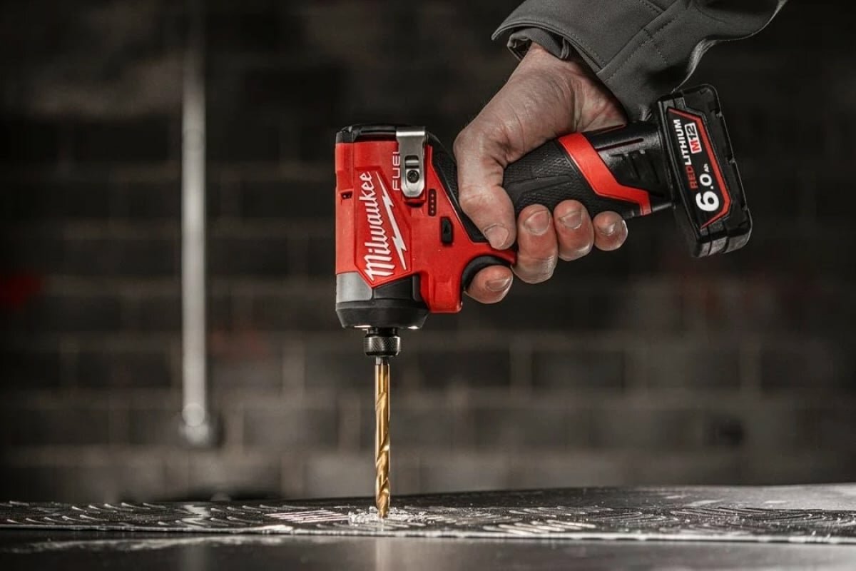Аккумуляторная дрель-шуруповерт Milwaukee M12 FID2-202Х ударная - фото №9