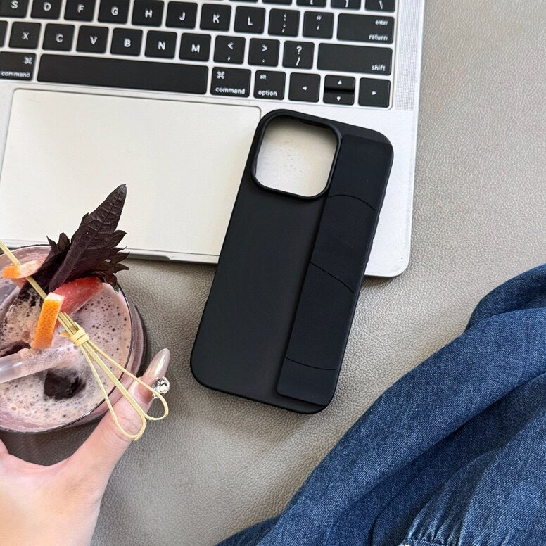 Чехол матовый для Apple iPhone 16 Pro с ремешком на руку (айфон 16 Pro), черный