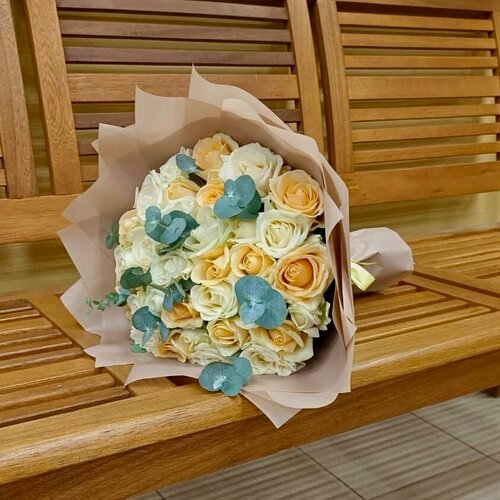 Изображение товара Живые цветы букет роз с эвкалиптом в упаковке 35 шт. 40 см. кремовый "Ледис"