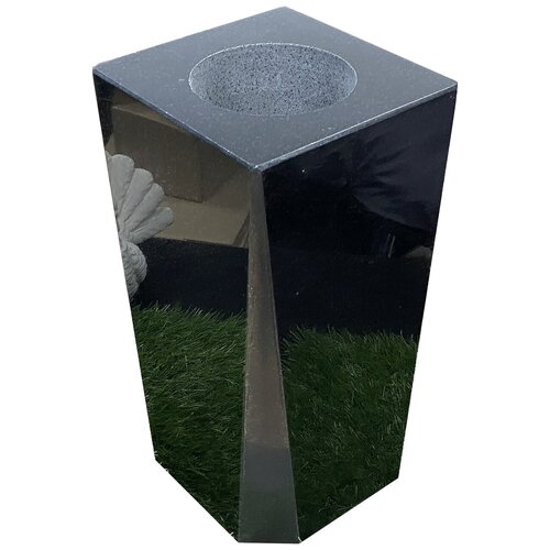 Ваза из натурального гранита