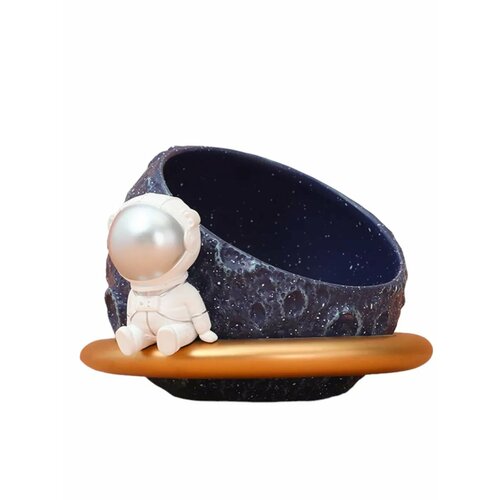 Космонавт с чашей для ключей