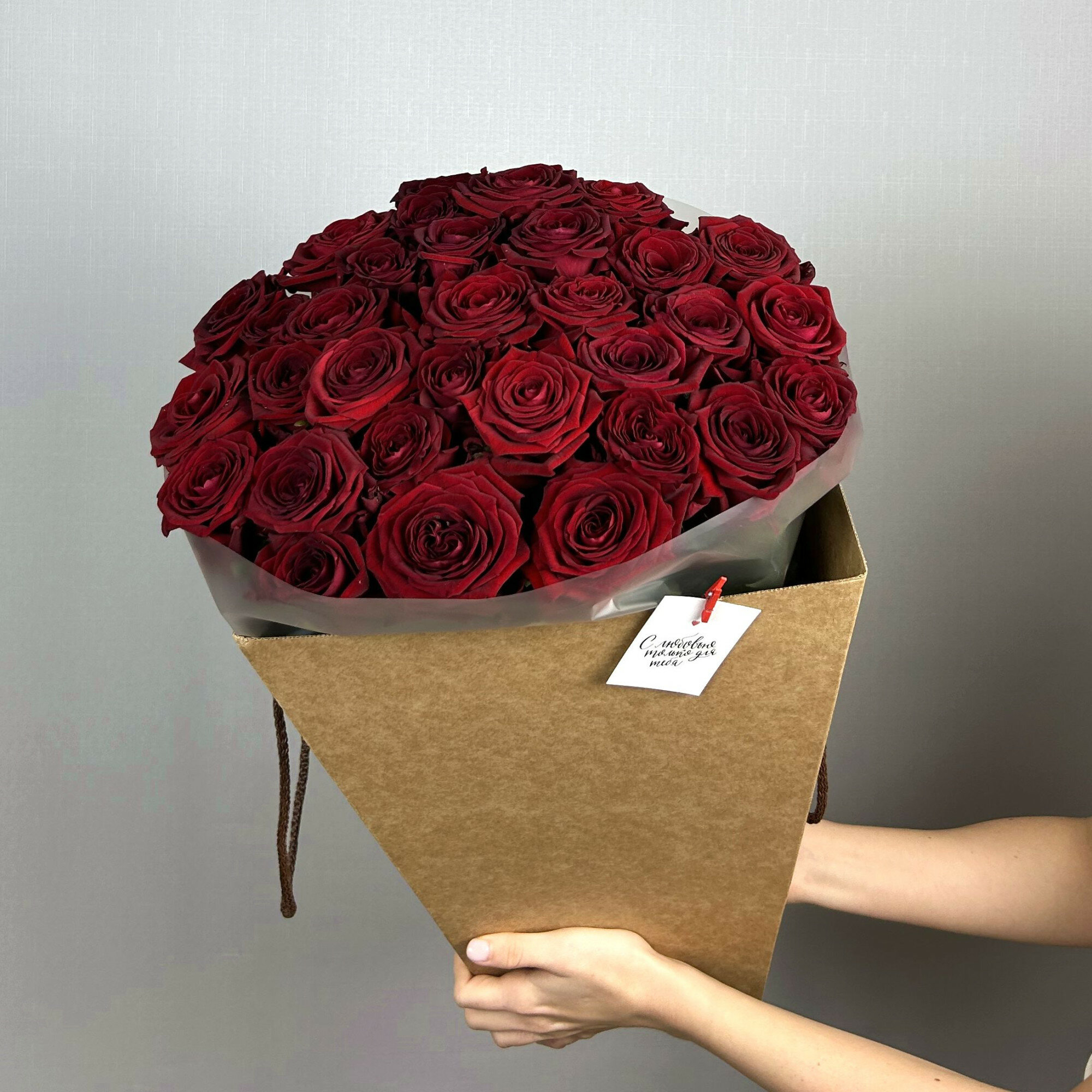 Букет из 33 красных роз в коробке "Новая Голландия" высота 50 см