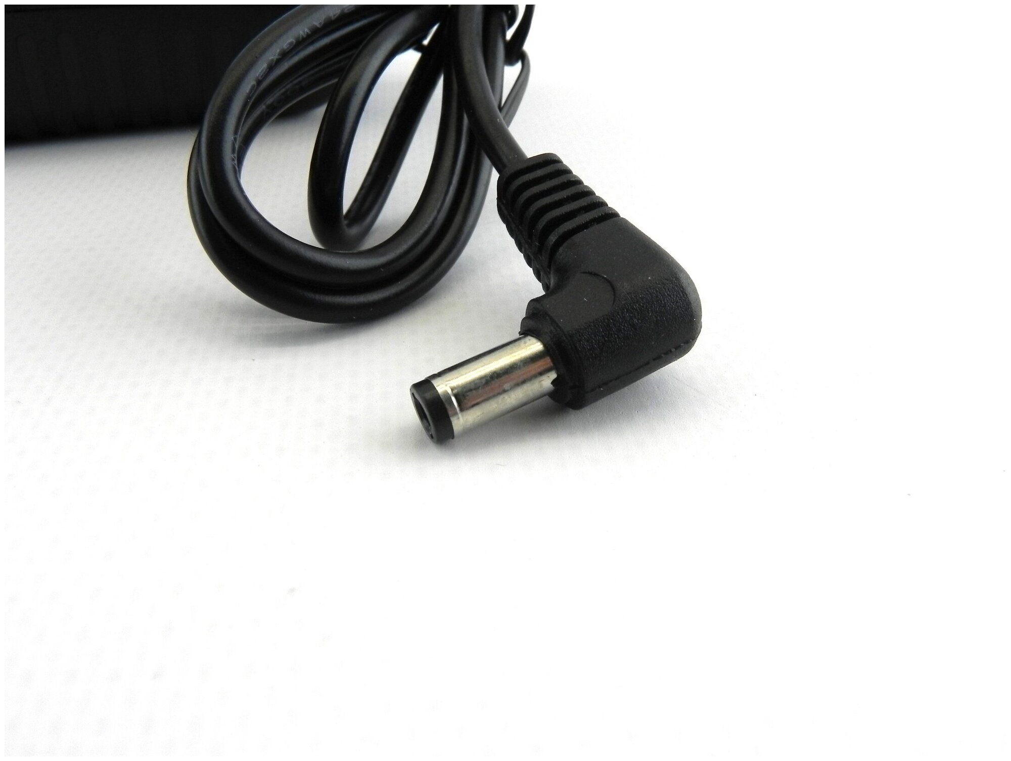 Универсальный блок питания 9V 06A 6W 5525 прямой штекер внешний внутр-