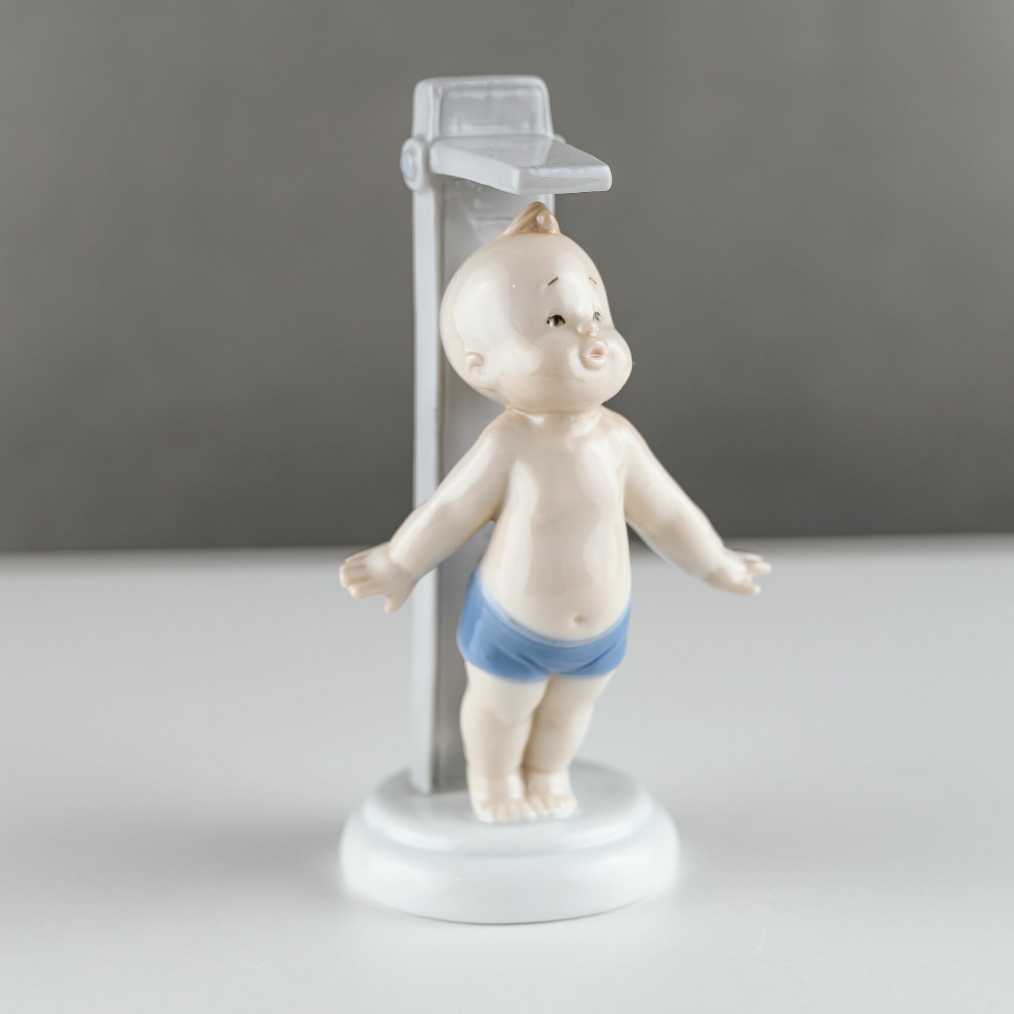 Фигурка (статуэтка) "Мальчик под душем" (Pavone). Фарфор. Павоне