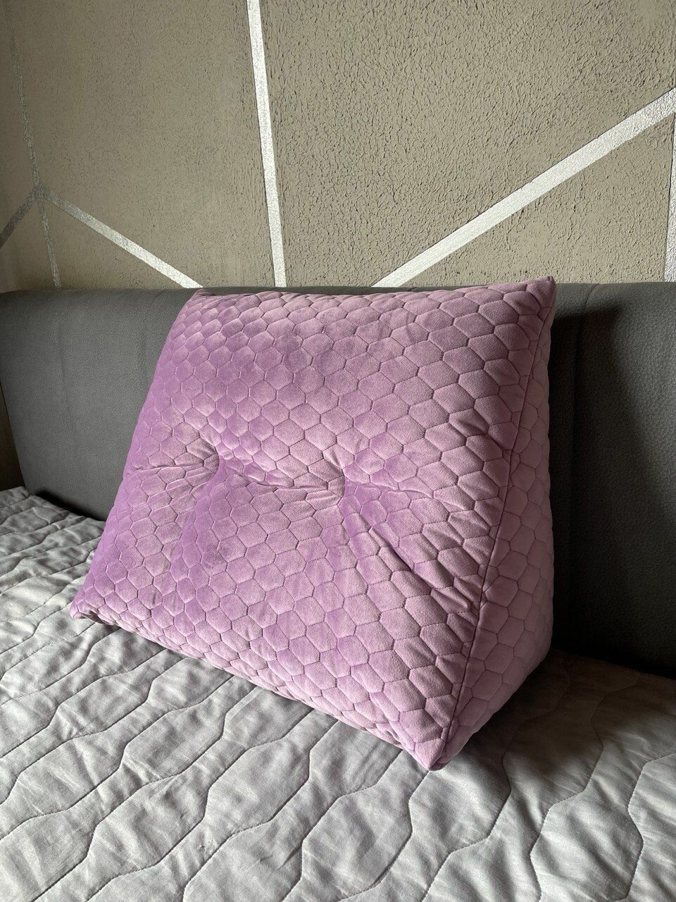 Подушка декоративная треугольная на диван, для спины в машину светло-розовый велюр