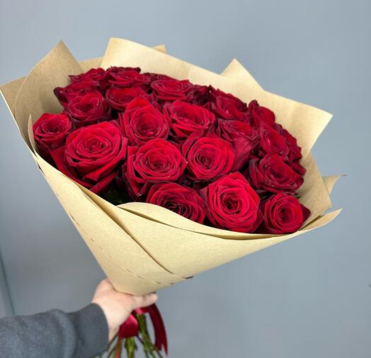 Розы красные Россия в Крафт упаковке  букет из красных роз 29 штук Flowery Hills размер М