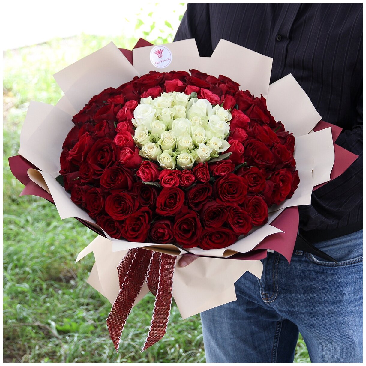 Цветы живые букет из 101 красной и белой розы в дизайнерской упаковке с атласной лентой "микс № 4"