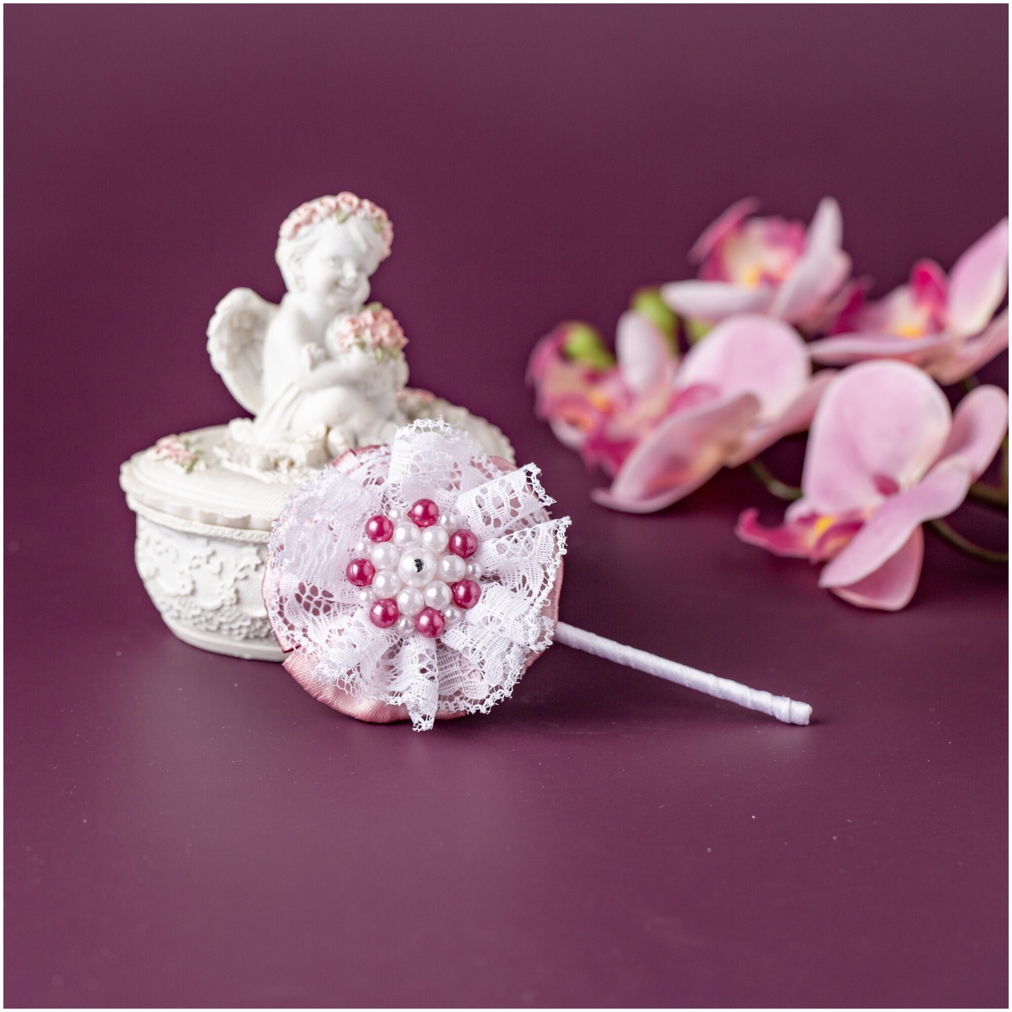 Свадебная бутоньерка для жениха "Анжелика" с брошью из лилового атласа, белого кружева и фиолетовых жемчужных бусин