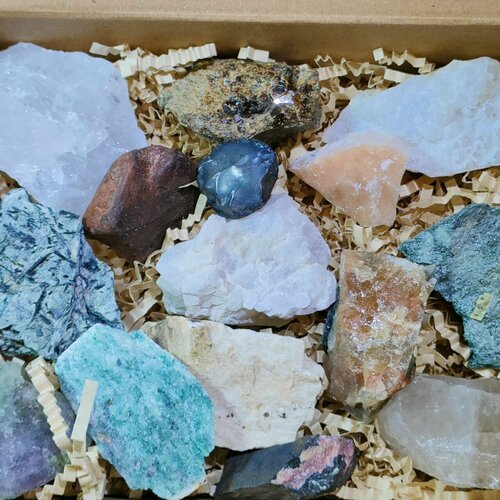 Коллекция минералов. Натуральные полудрагоценные и поделочные необработанные камни и минералы. 15 камней. образец гранат андрадит xs 3 4 см